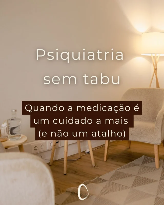 Em psiquiatria, a medicação é um cuidado adicional, não um tabu ou solução milagrosa. Um apoio que em algumas situações ajuda a regular o sistema para que a pessoa consiga pensar, sentir e relacionar-se com mais margem.

Na Transformar, a psiquiatria não entra isolada: ela trabalha em articulação com a psicologia, o corpo, o estilo de vida e um acompanhamento próximo, respeitando o ritmo e a história de cada pessoa.

Tomar medicação não invalida o trabalho terapêutico. Em muitos casos, cria condições para que ele aconteça com maior estabilidade.

Se tens dúvidas sobre psiquiatria ou se este apoio pode fazer sentido para ti, agenda uma consulta de psiquiatria em transformar.pt/agendamento (link na bio).